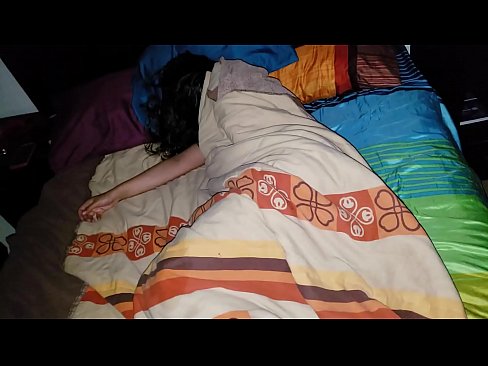 ❤️ Stepson jgħajjar lill-mara żagħżugħa tiegħu waqt li torqod. ️ Porno lilna ☑